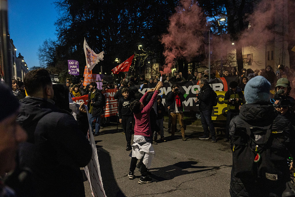 W trakcie ceremonii wrzało w Mediolanie. Protestowali przeciwko ICE