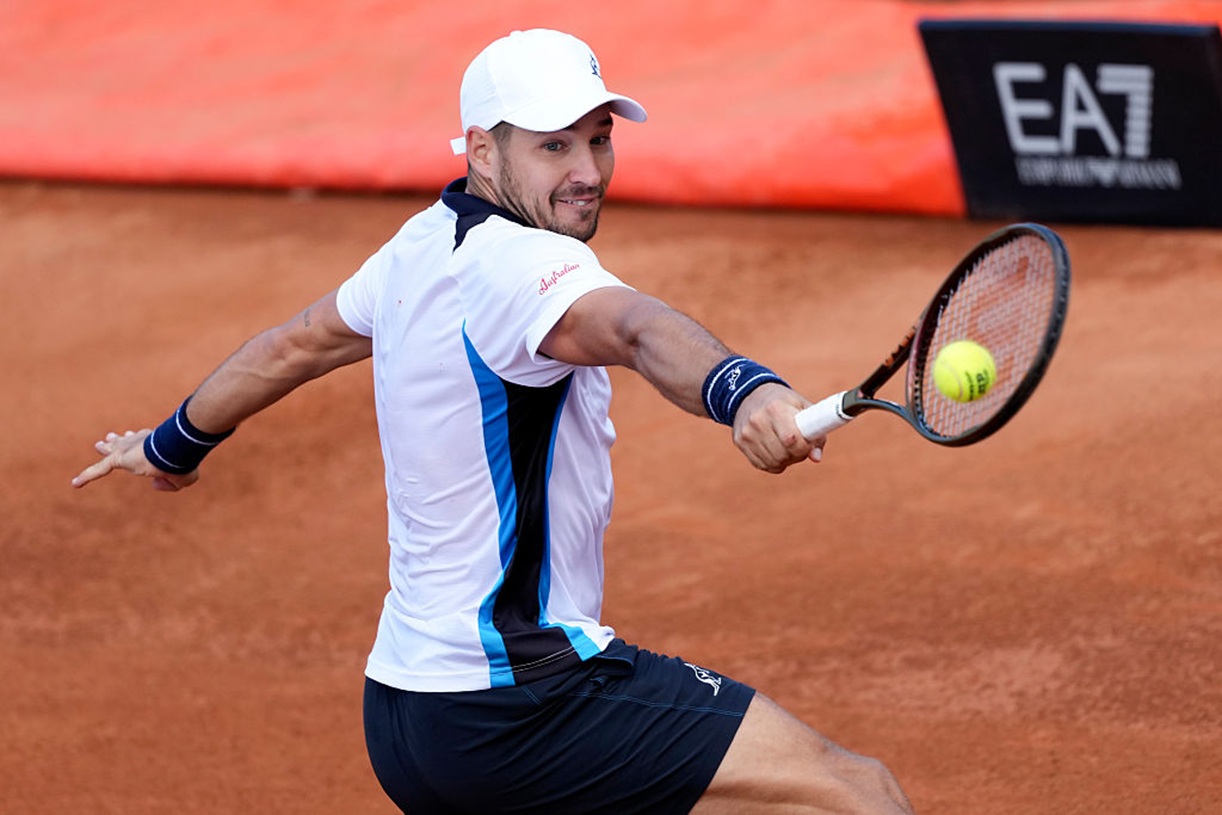 Wpadł w szklane drzwi i trafił do szpitala. Dramat na meczu Pucharu Davisa