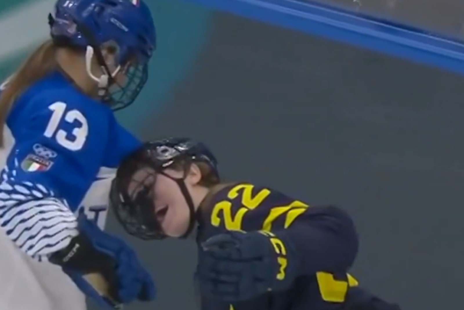 Sędzia musiała przerwać mecz. Kuriozalny powód [WIDEO]