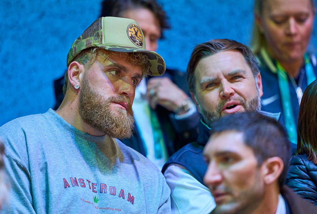 Trybuny znowu zawrzały. Wystarczyło, iż pojawił się JD Vance