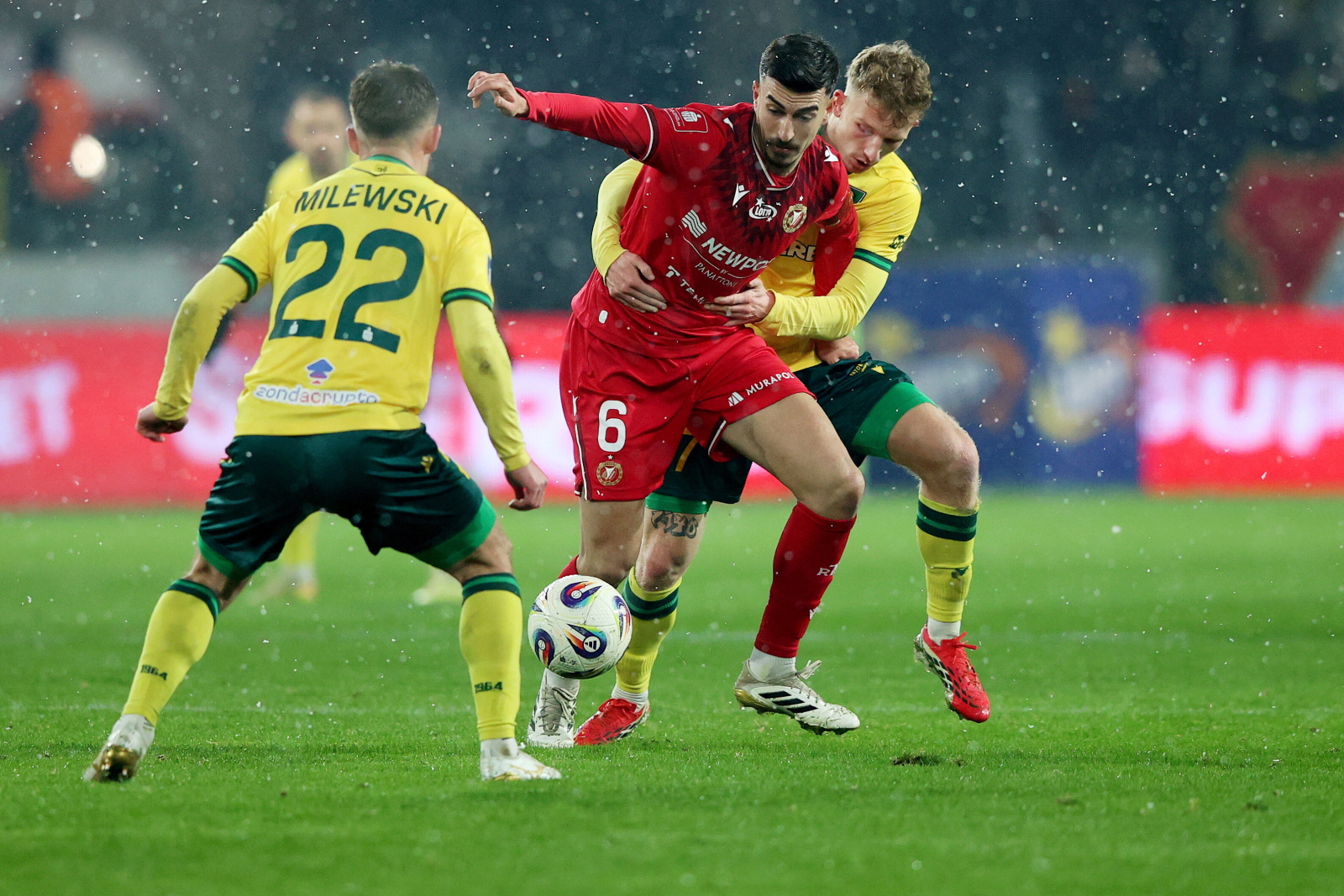 PKO Ekstraklasa: Widzew grzęźnie w strefie spadkowej, zobacz tabelę