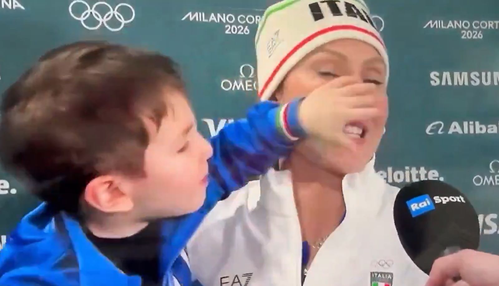 Mały chłopiec skradł show. Popatrzcie, co zrobił mamie