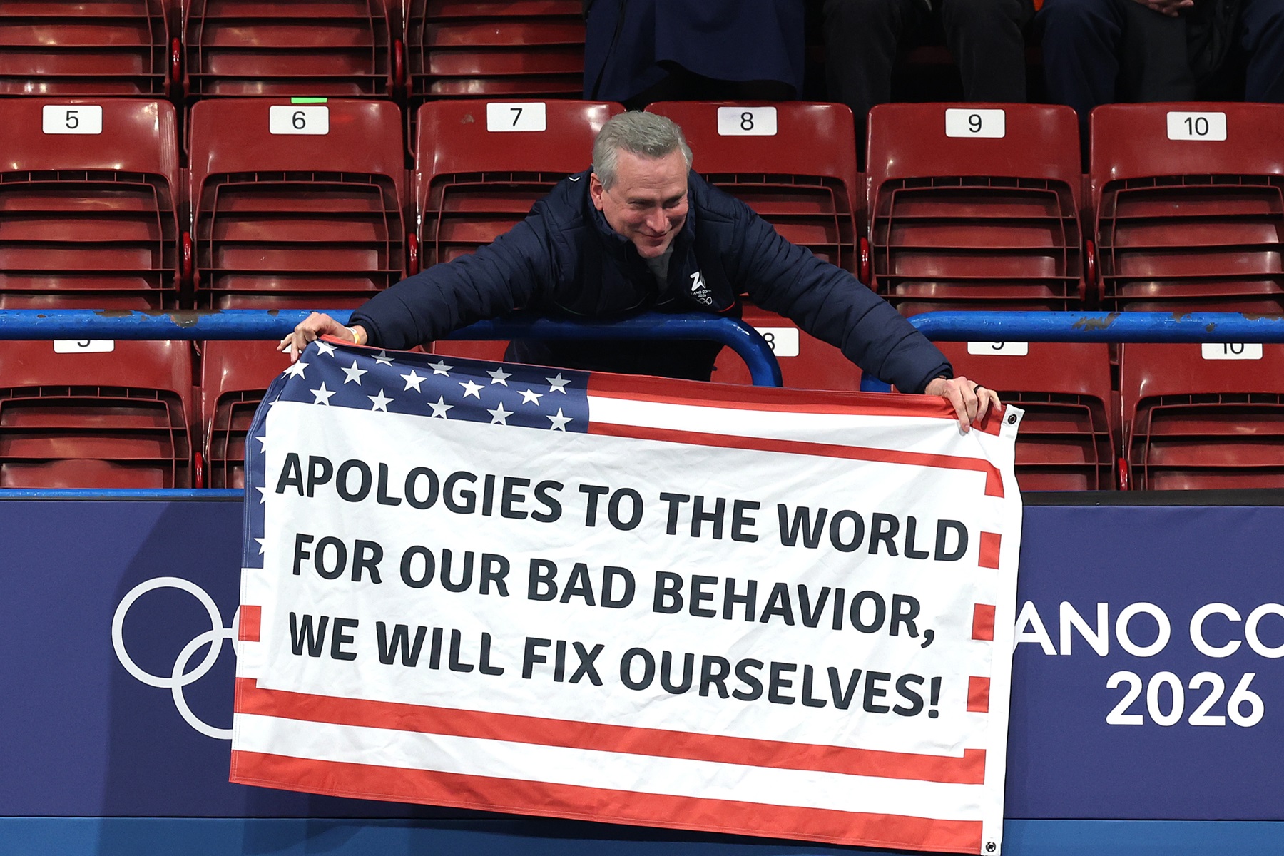 "Przepraszam cały świat". Taki napis na fladze USA