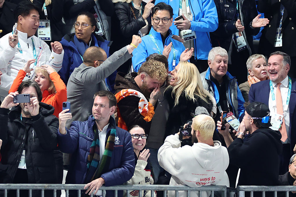 Słynny gwiazdor rozpłakał się na trybunach. Wszystko po tym, co zrobiła jego narzeczona