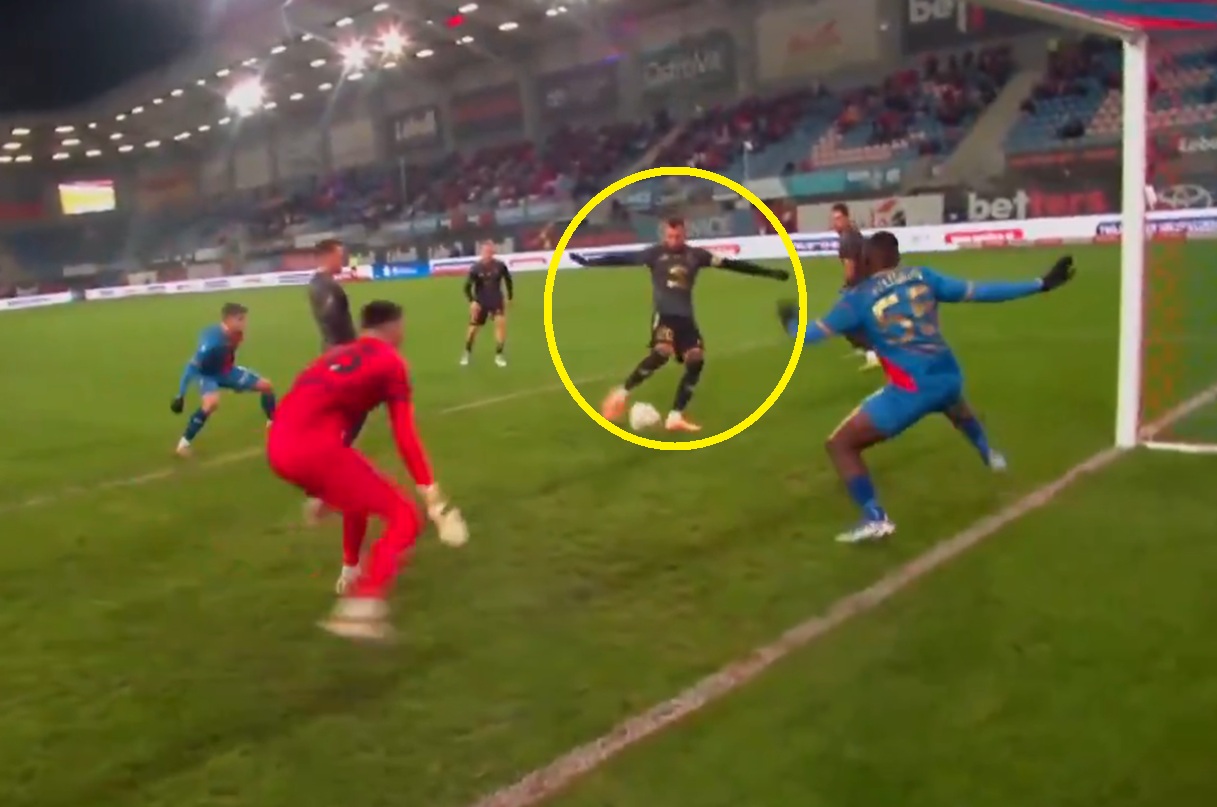 W jednej akcji mogli strzelić trzy gole. Interwencja sezonu? I to nie bramkarz