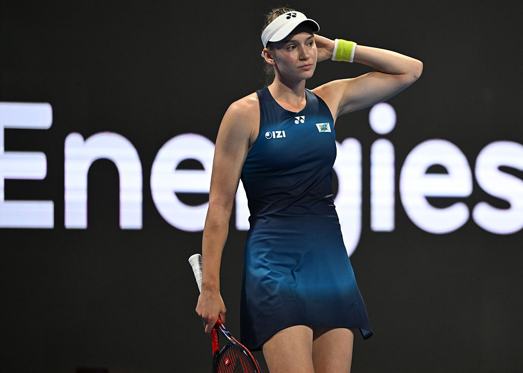 Rybakina pewnie wygrała seta. Potem zaczęły się problemy