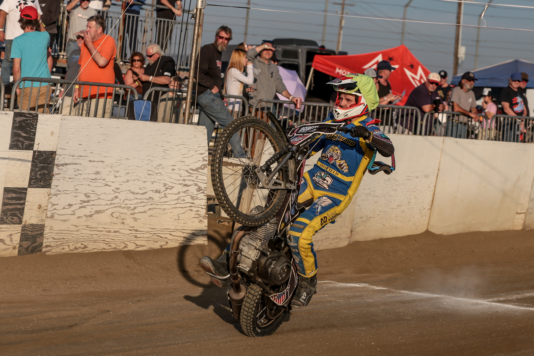Żużel. Wbiegł na tor i... zaczął tańczyć. Miał konkretny cel poprzez swoje zachowanie