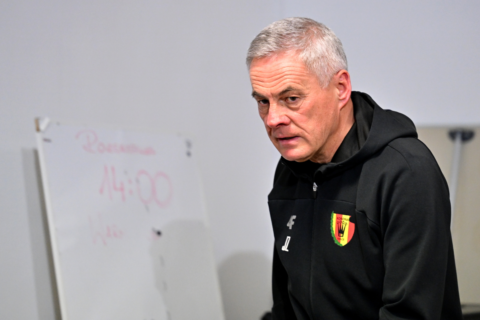 "Pozwoli pan, iż tego nie skomentuję". Trener Korony obruszył się na pytanie o posadę