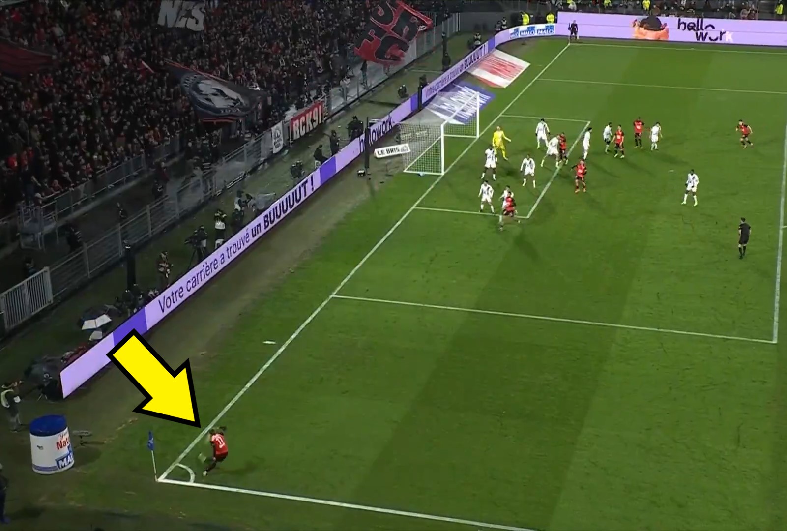 Asysta reprezentanta Polski w meczu z PSG. Idealne dośrodkowanie [WIDEO]