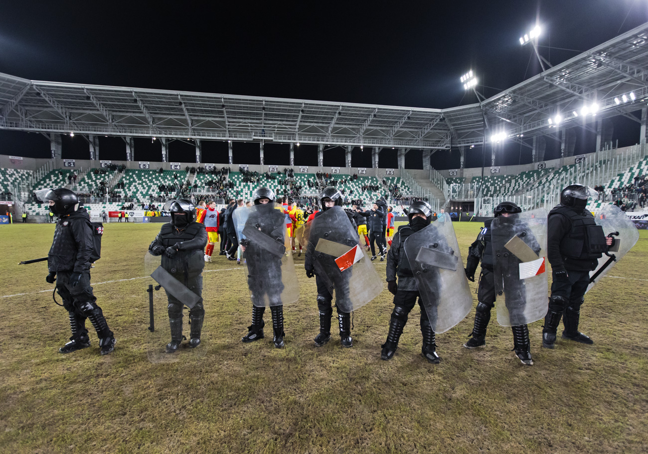 Rzucił butelką w pracownika Korony. Właśnie został zwolniony z pracy