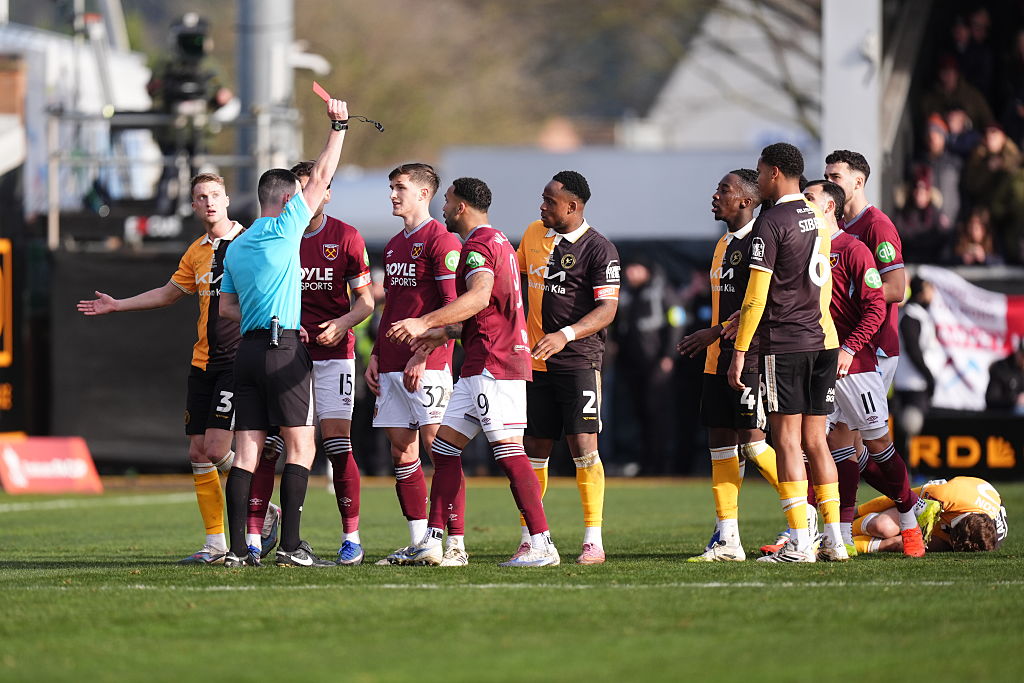 Dogrywka, czerwona kartka i jeden gol. Klub Premier League miał spore problemy