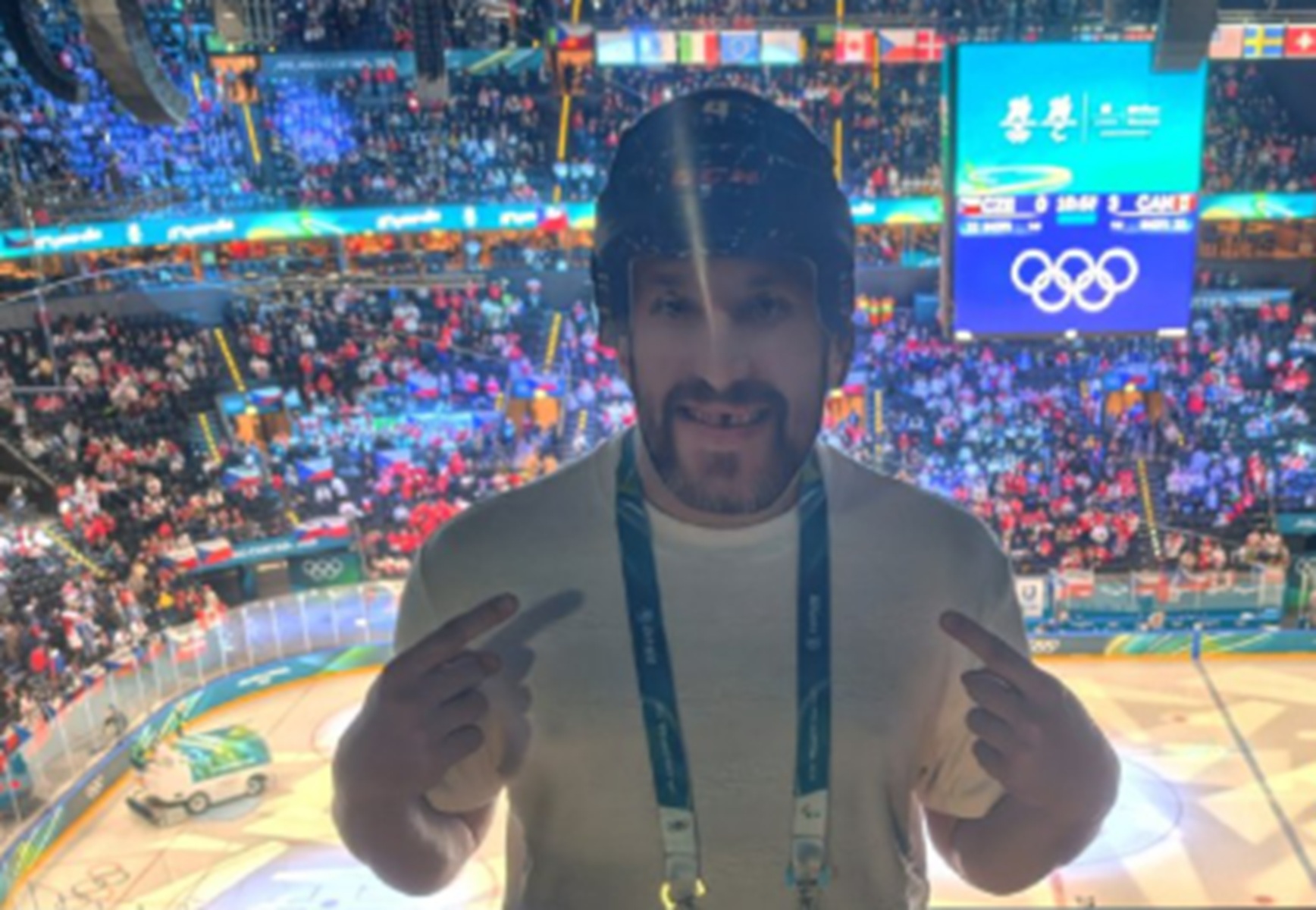 Rosyjski dziennikarz robi prowokację na IO. Oto co na siebie ubiera