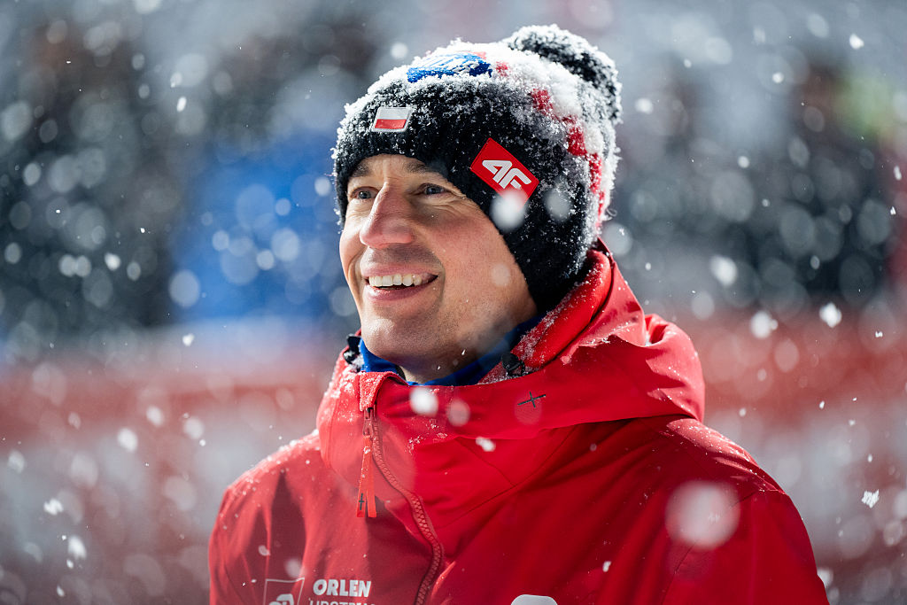 Sceny ze Stochem. Przeskoczył przez barierkę. Oto powód