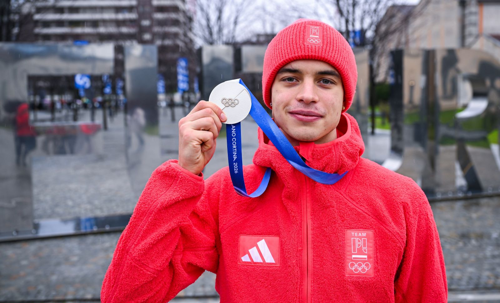 Semirunnij zastanawia się, co zrobić z medalem. Podał dwie opcje