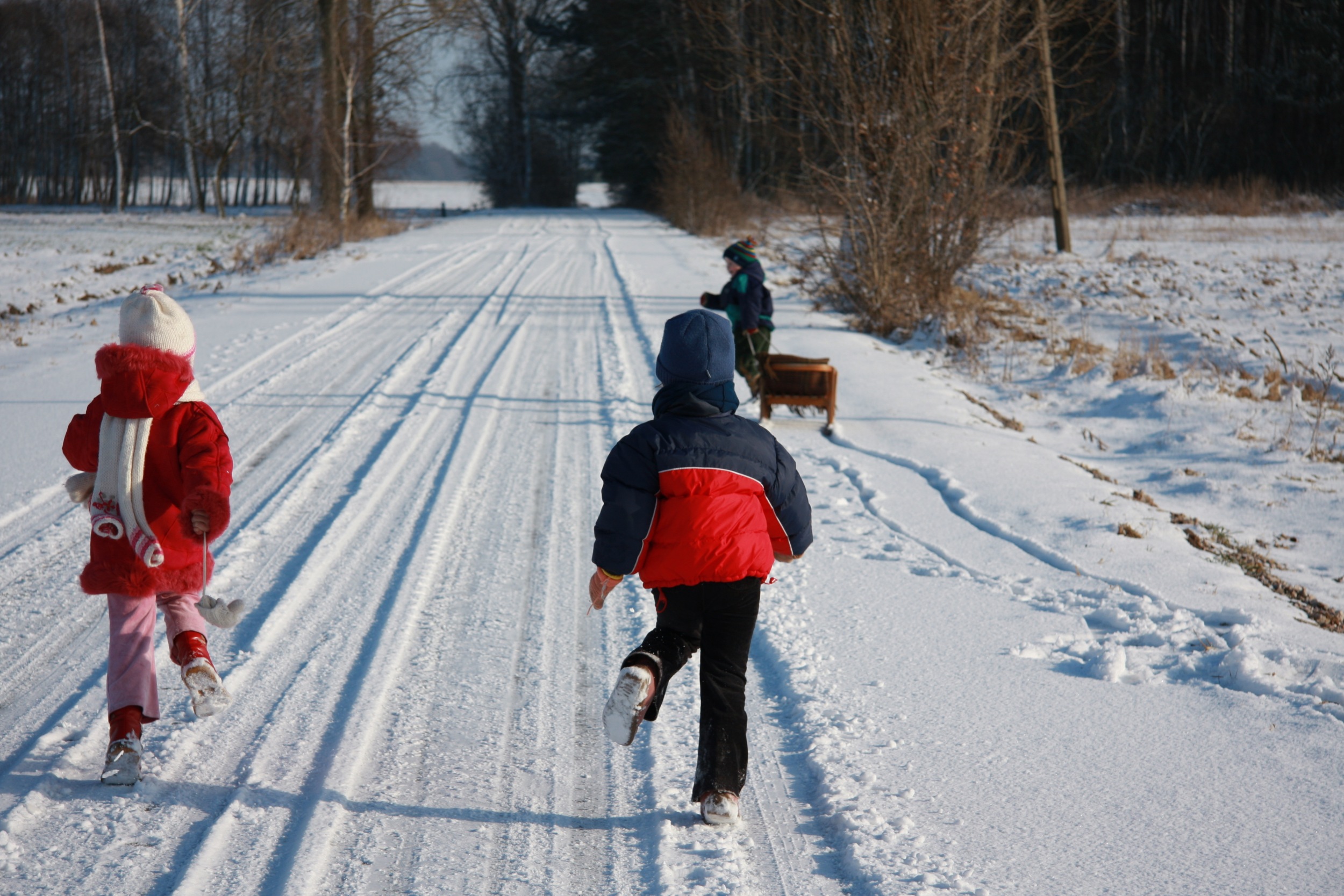 Zima w pełni, realizowane są ferie. Warto przypominać dzieciom o zasadach bezpieczeństwa
