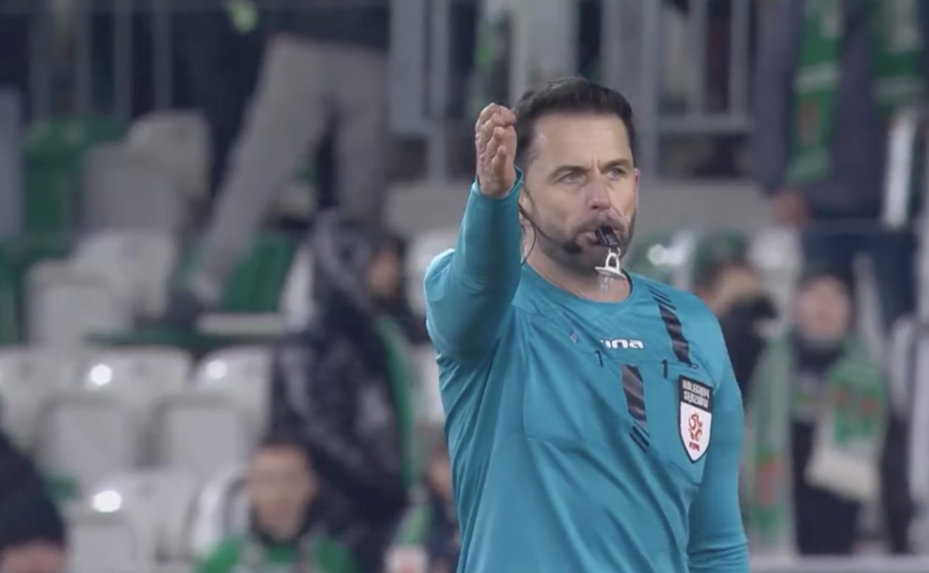 Znany arbiter sędziował ze smoczkiem. Przekazał radosną nowinę