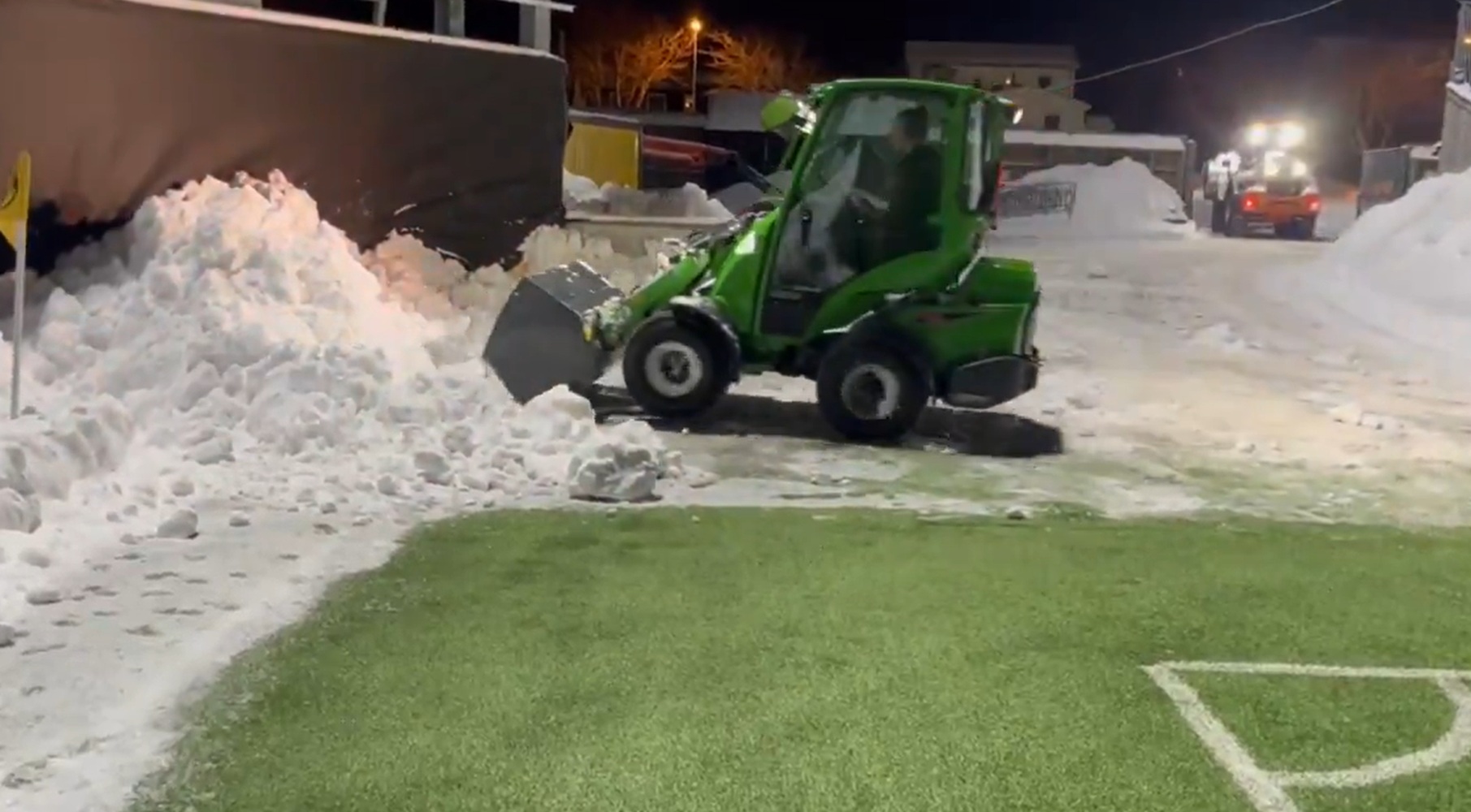 Stadion klubu z Ligi Mistrzów zasypany śniegiem. W ruch poszły koparki