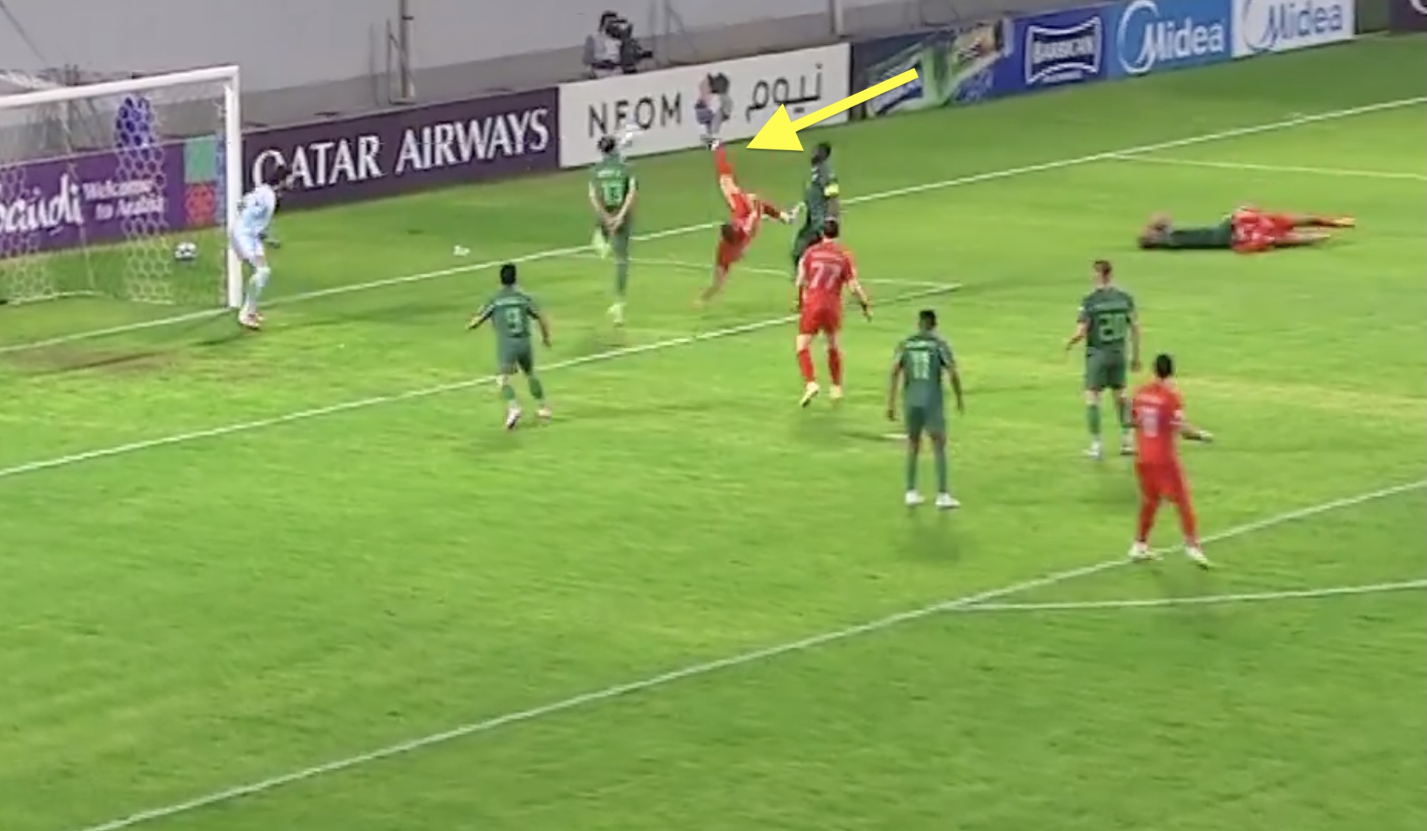 Szaleństwo, co zrobił Piątek. Tego gola można oglądać i oglądać