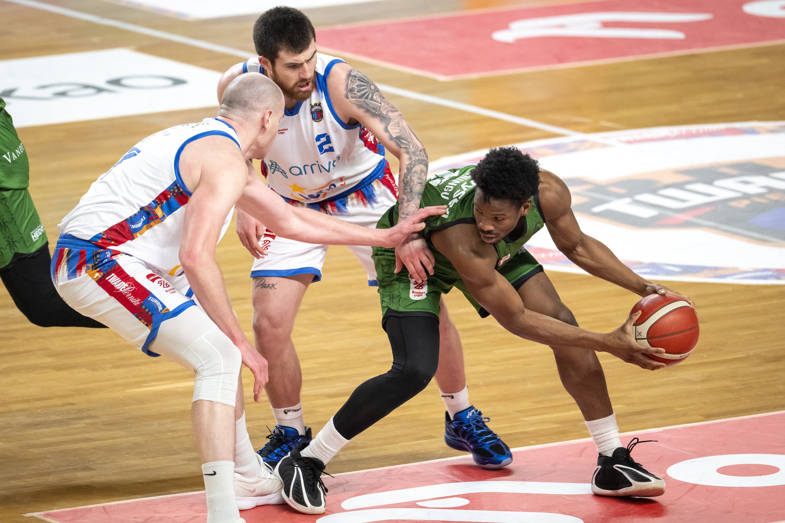 Uciekł im mecz, w którym byli plus 18. Jak mają uratować Orlen Basket Ligę?