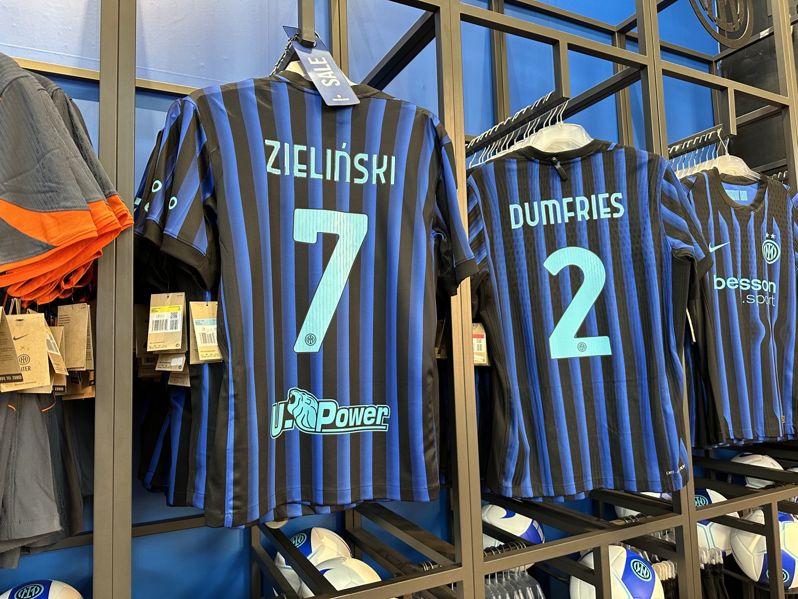 Koszulki Piotra Zielińskiego rozchodzą się jak świeże bułeczki. "Jest w TOP 5 sprzedaży"