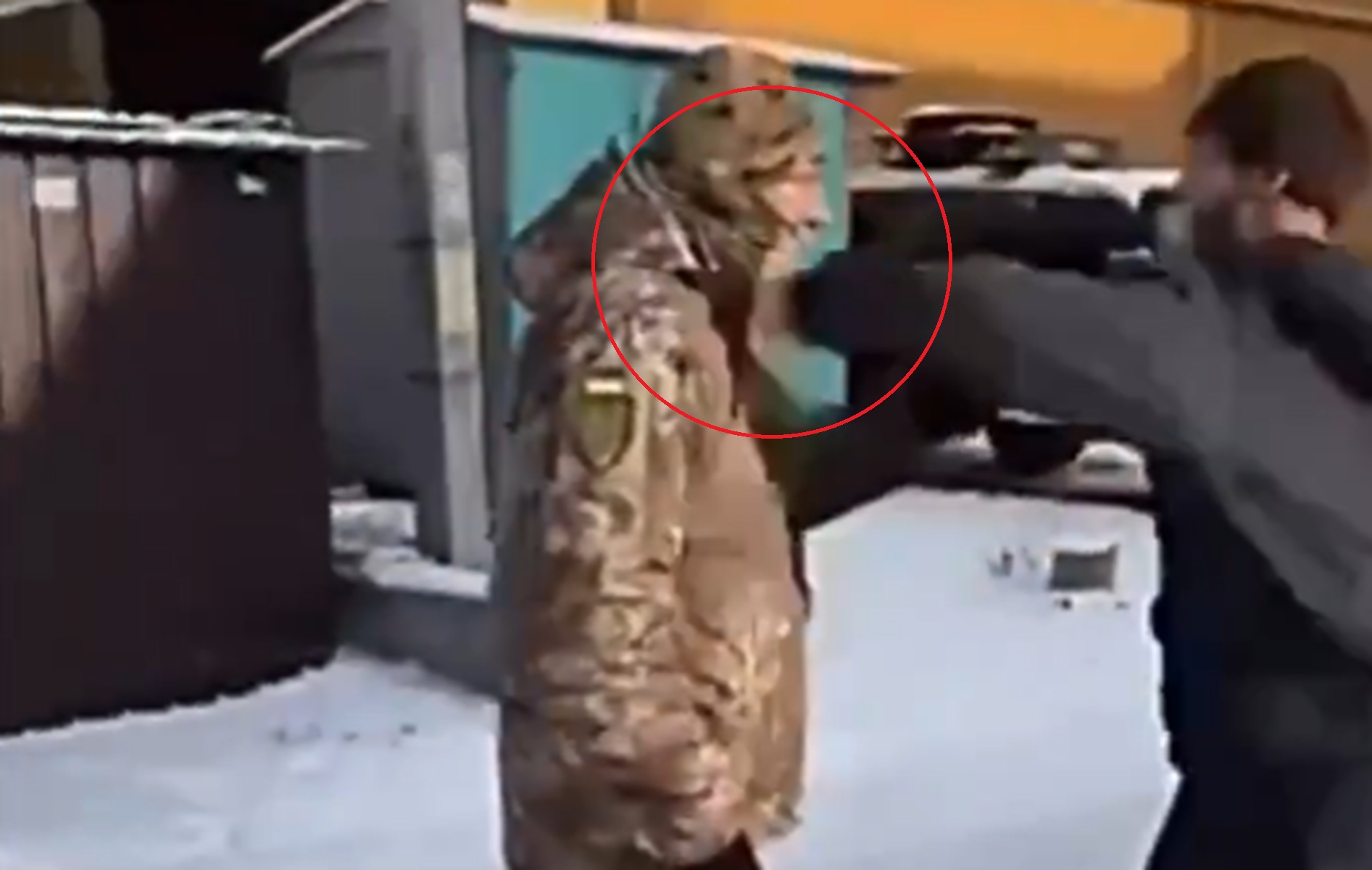 Uderzył wojskowego, a film wrzucił do sieci. Już pożałował