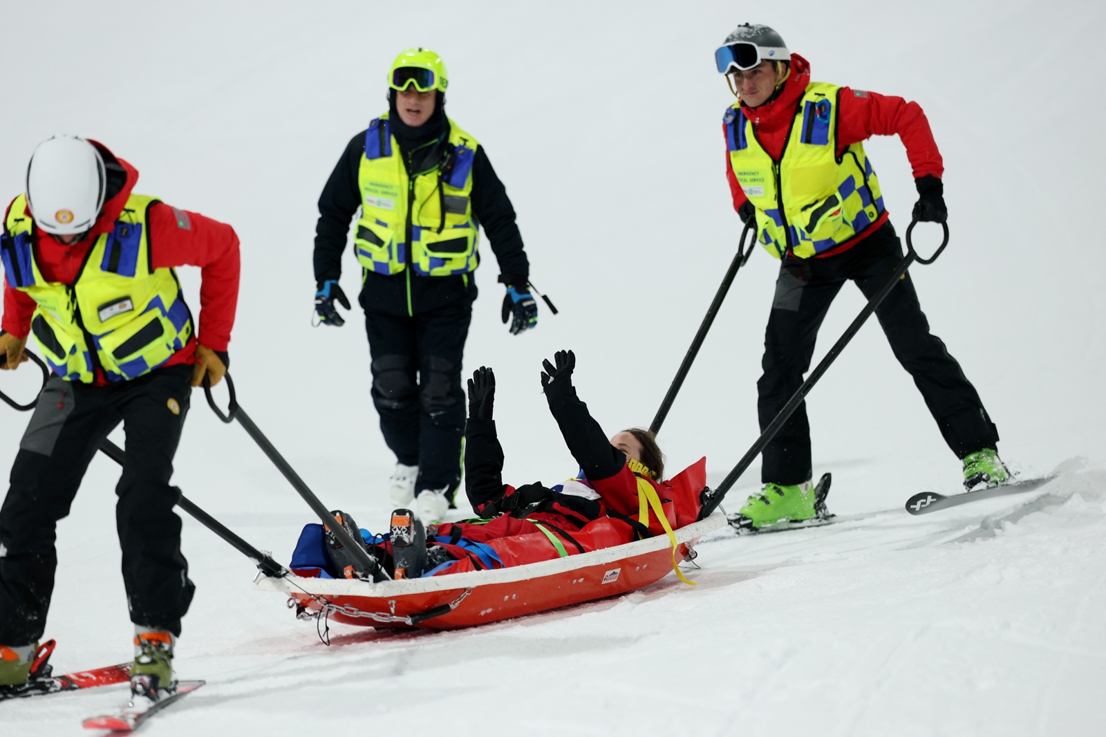 Dramatyczny wypadek 33-latki. Zniesiona na noszach