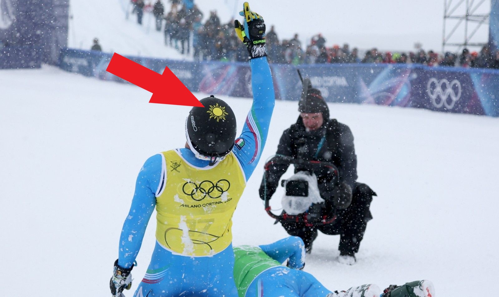 Uniósł dłoń ku niebu. Tylko spójrz na ten kask. Kryje się za nim dramat