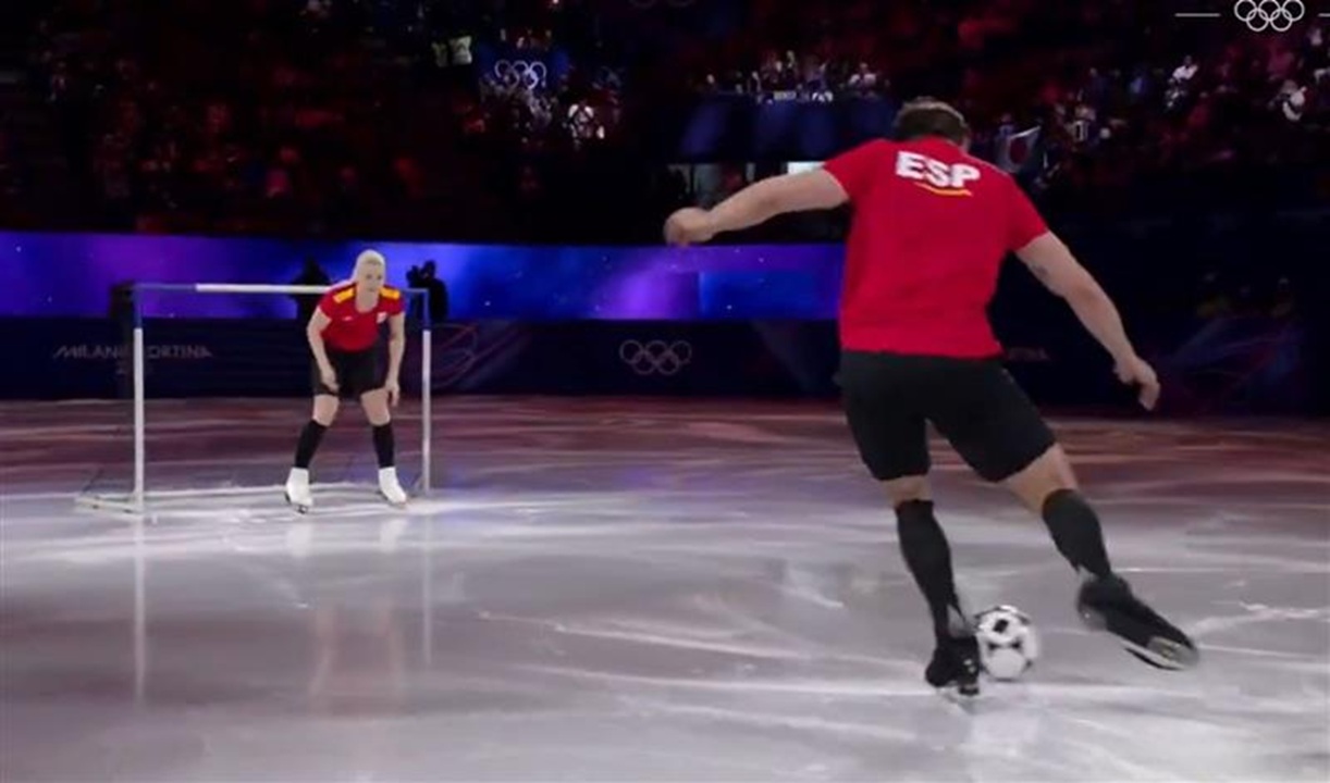 Co tam się działo?! Strzelali "rzuty karne" na lodzie