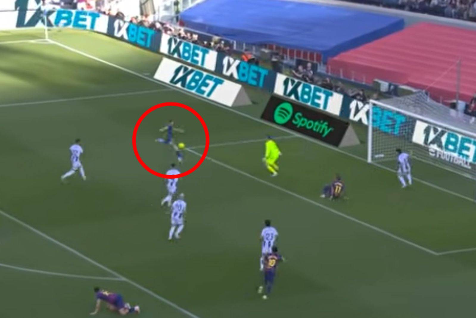 Jak on tego nie trafił?! Ta sytuacja mówi wiele o formie Lewandowskiego