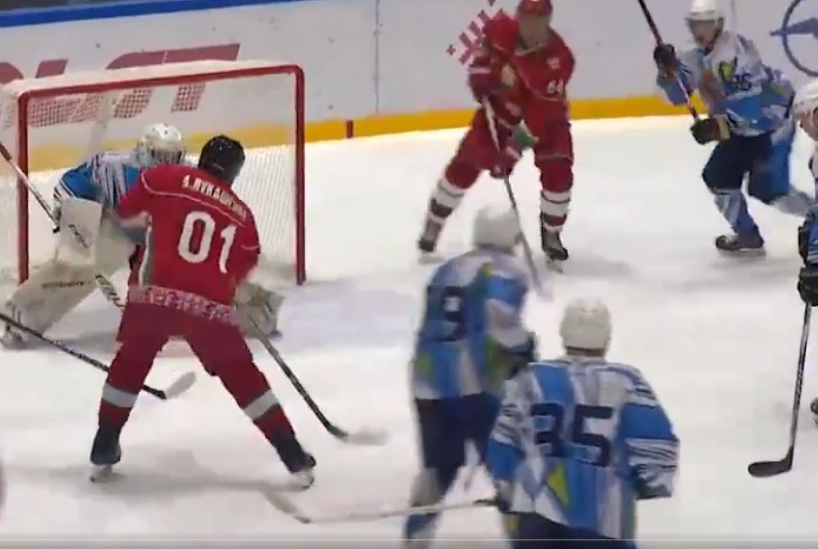 Łukaszenka wyszedł na lodowisko. Oto jak potraktowali go rywale