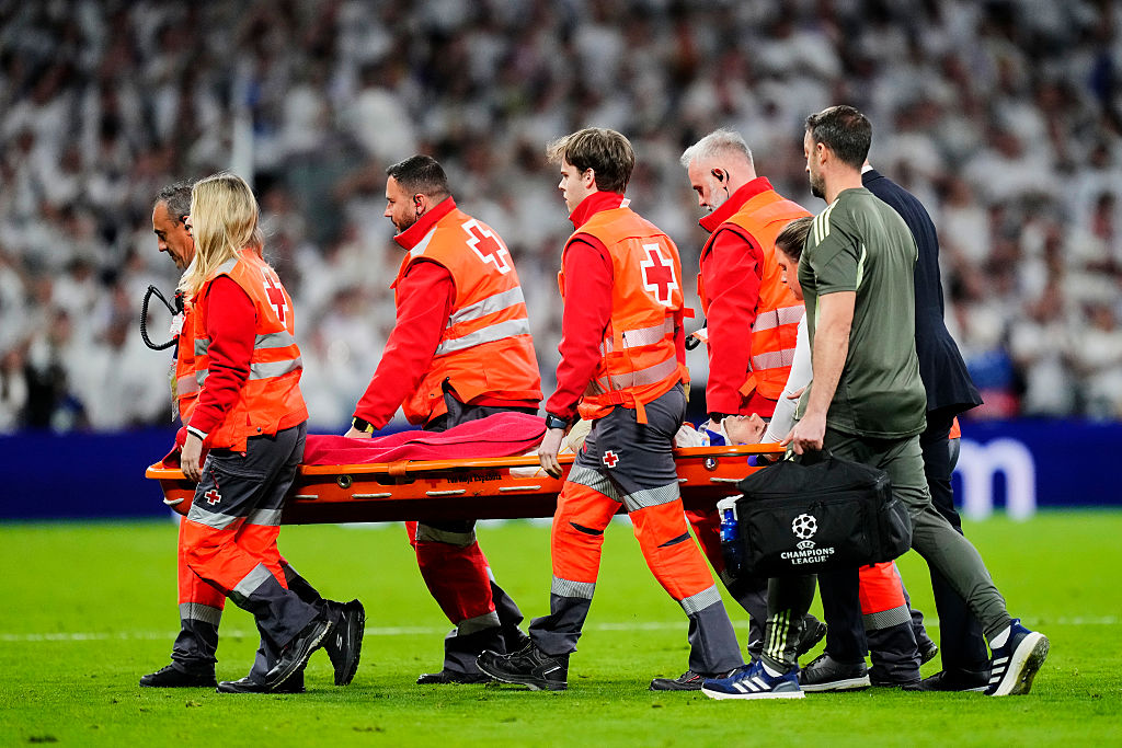 Piłkarz Realu zniesiony na noszach. Są nowe informacje ws. stanu zdrowia