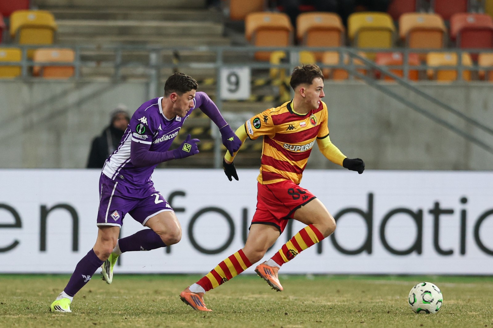 Liga Konferencji. Gdzie oglądać mecz ACF Fiorentina - Jagiellonia Białystok w TV i internecie? O której początek?