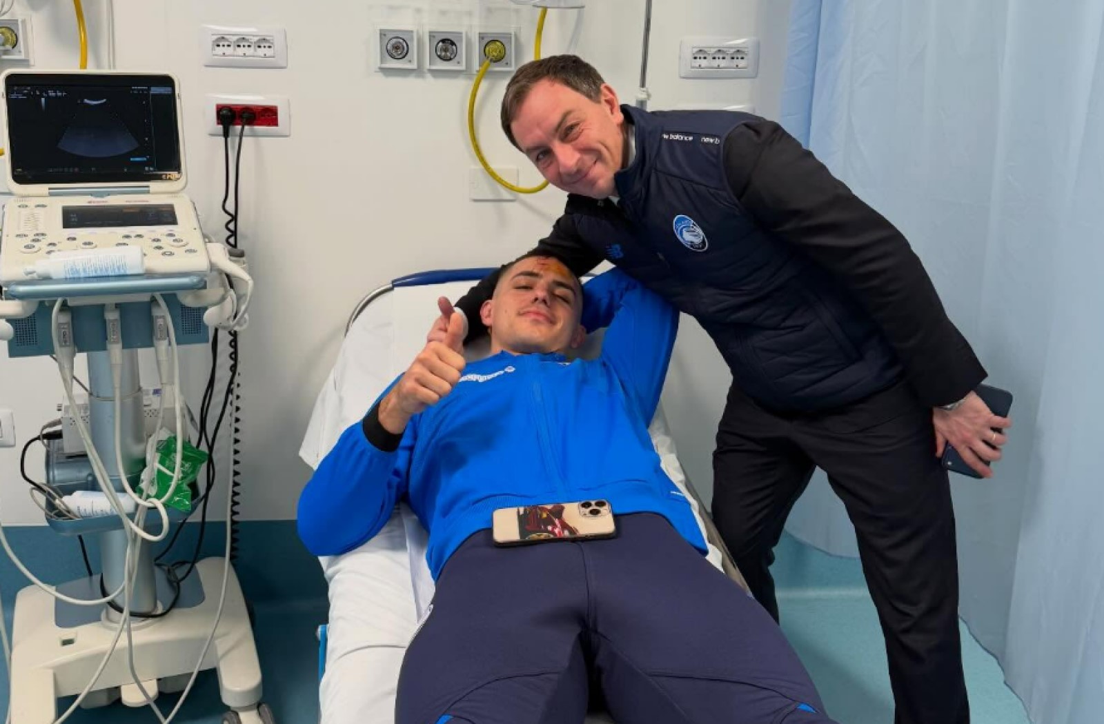 Rozcięcie i siniak na twarzy. Dostał korkami w czoło