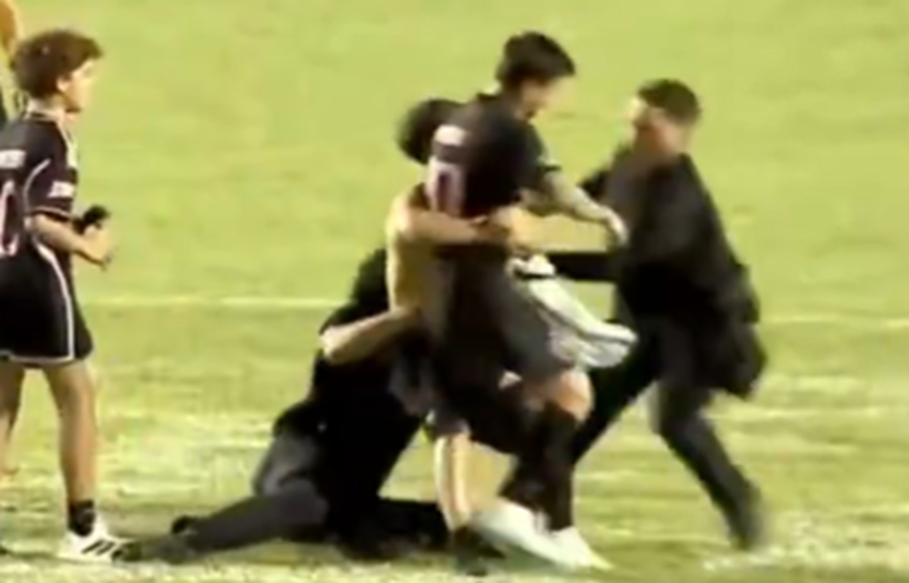 Messi powalony na ziemię. Dramatyczne sceny. Jest nagranie