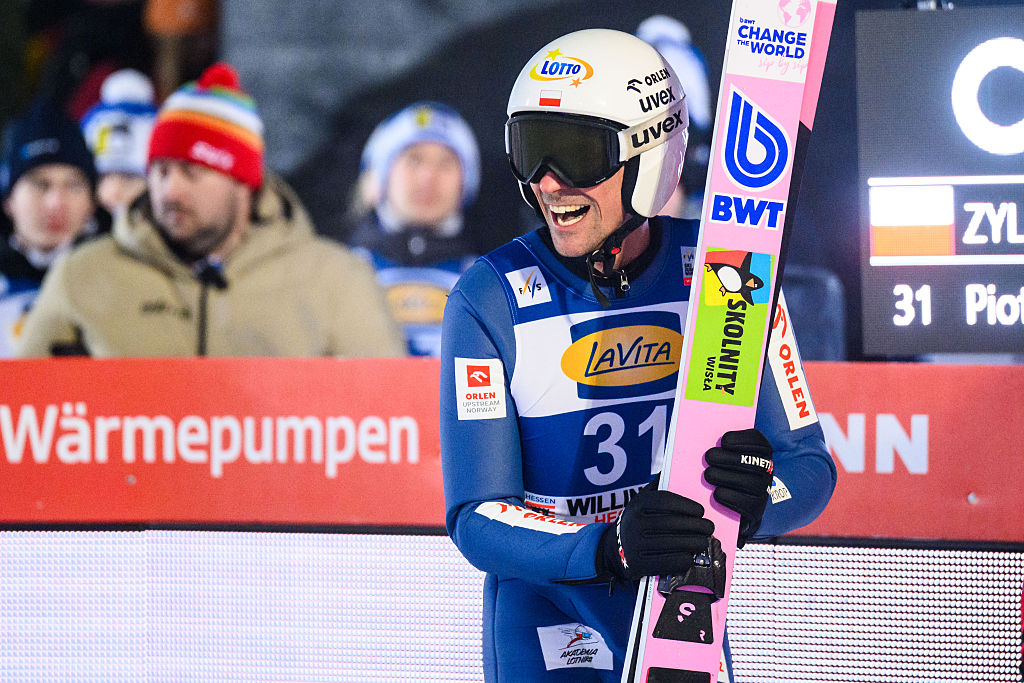 Piotr Żyła odleciał. Kamil Stoch dopasował się poziomem do reszty Polaków