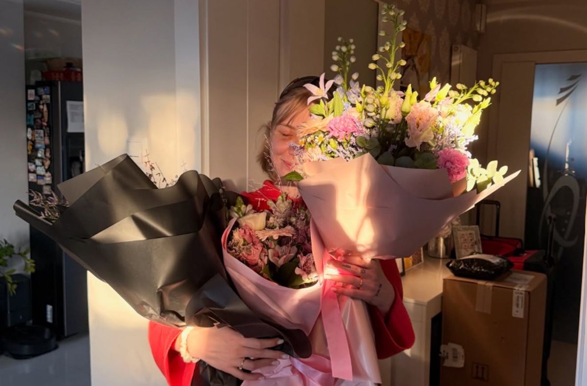 Anglicy piszą o Polce. "Zakrywa twarz po strasznym wypadku"