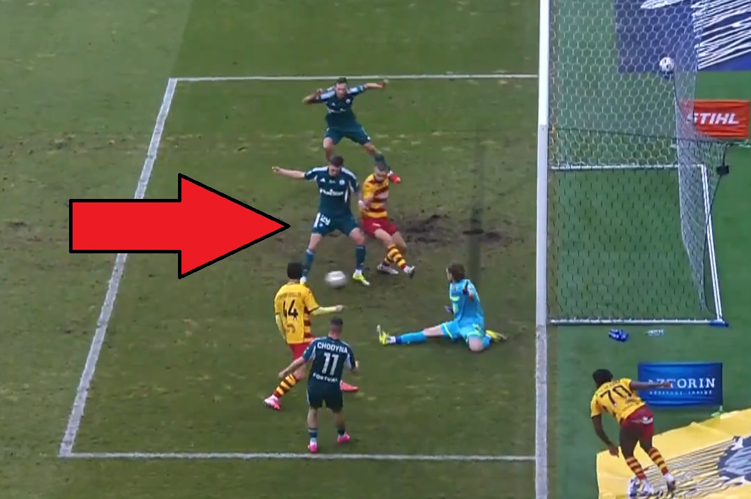 Zablokował swój własny strzał. Niewiarygodne pudło napastnika Legii