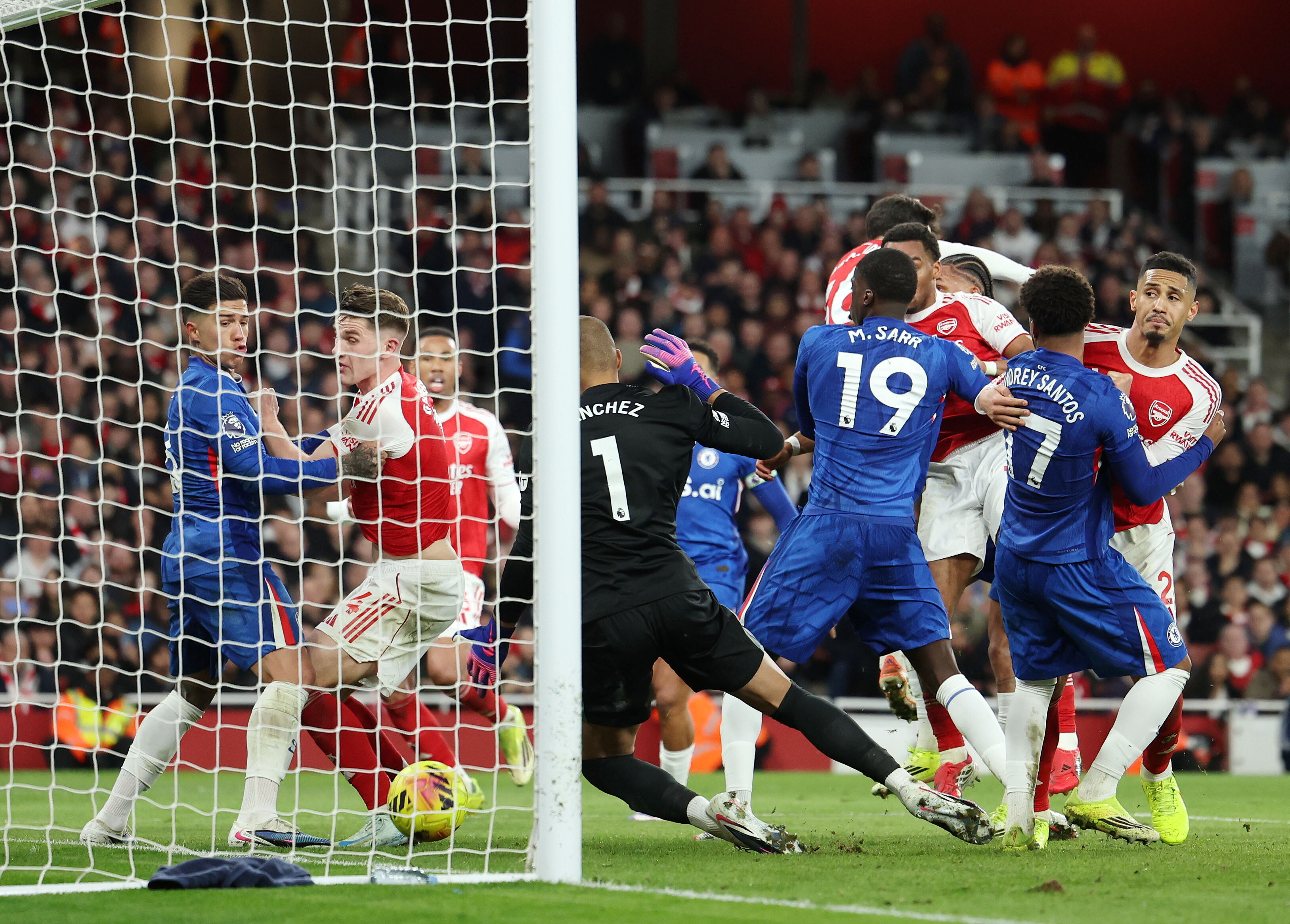 Trzy rzuty rożne, trzy gole. Derby Londynu dla Arsenalu