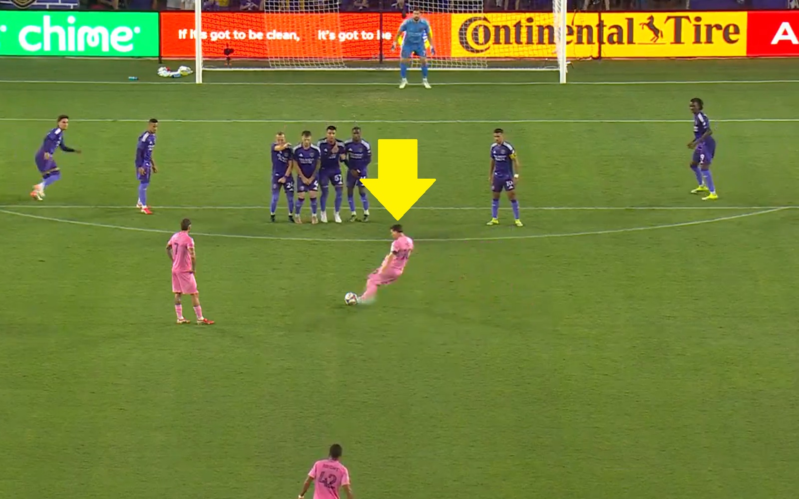 90. minuta meczu. Messi podszedł do wolnego. Można oglądać i oglądać