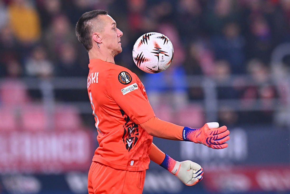 Urban może zacierać ręce. Polski bramkarz bohaterem