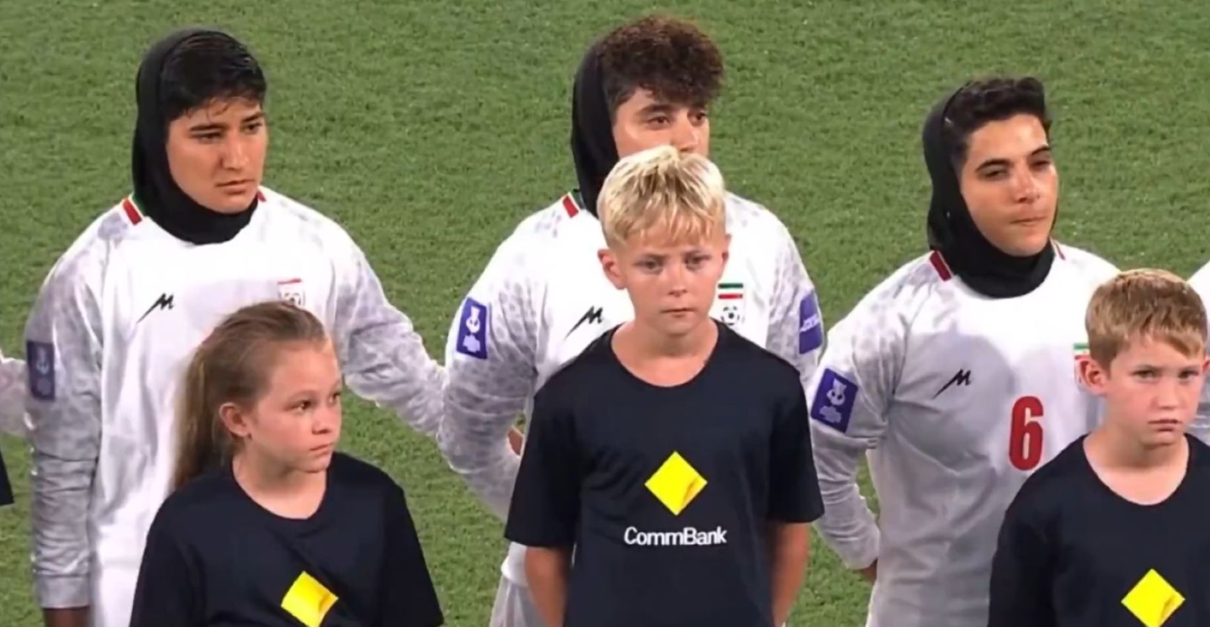 "Patrzcie i uczcie się". Puścili hymn ich ojczyzny. Tak zachowały się Iranki