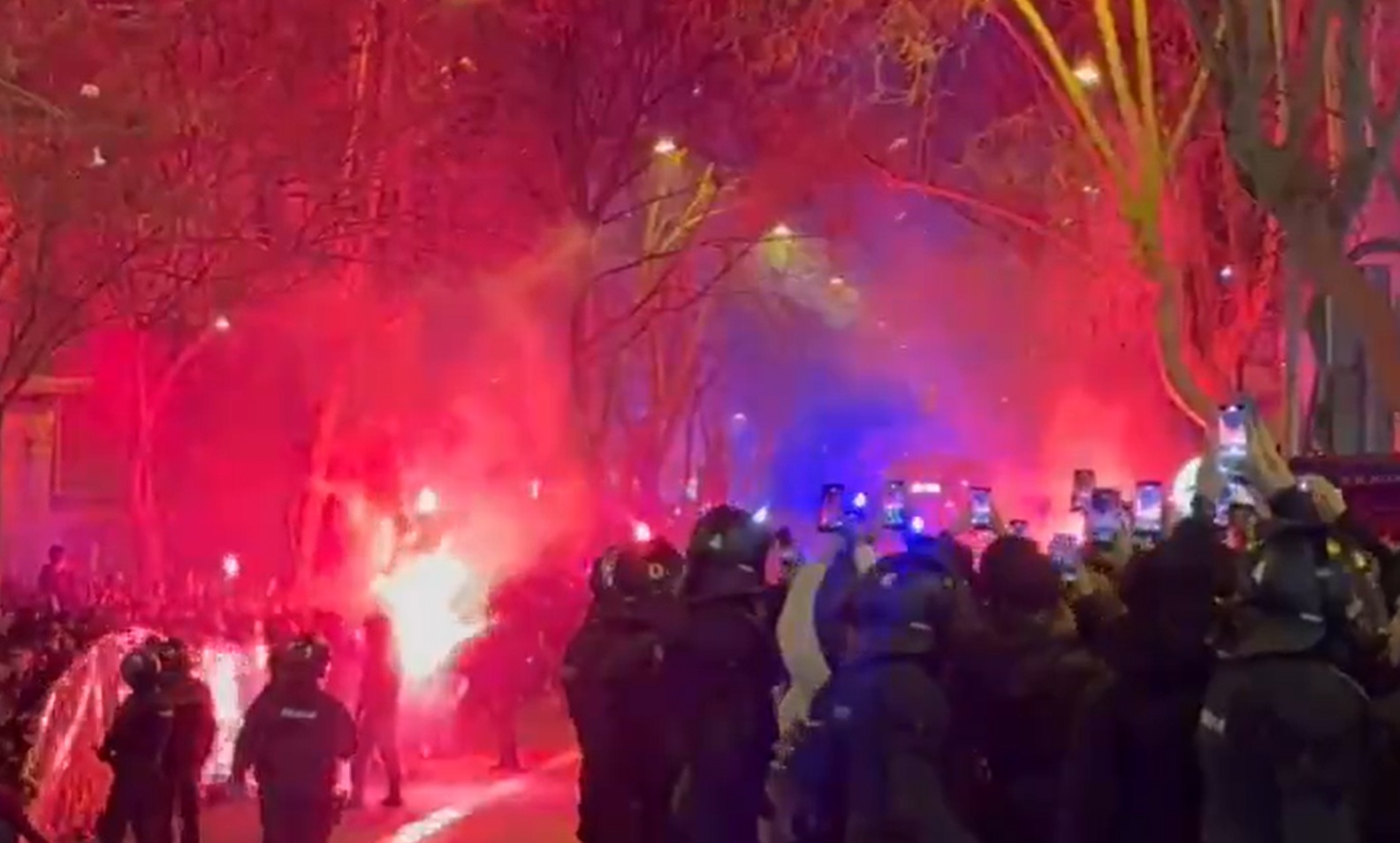 Dantejskie sceny przed meczem Barcelony. Głośno o tym, co zrobili ultrasi