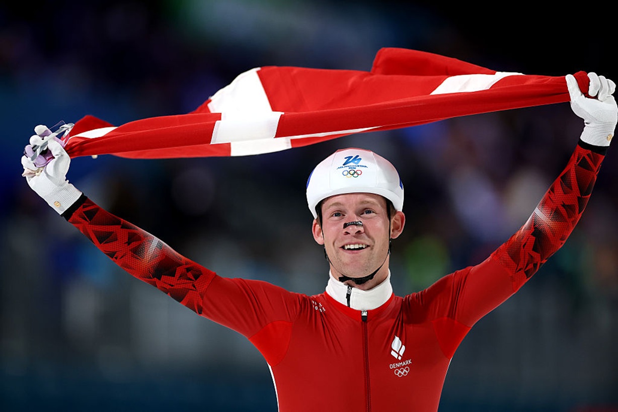 Został bohaterem narodowym na igrzyskach. Po powrocie otrzymał fakturę