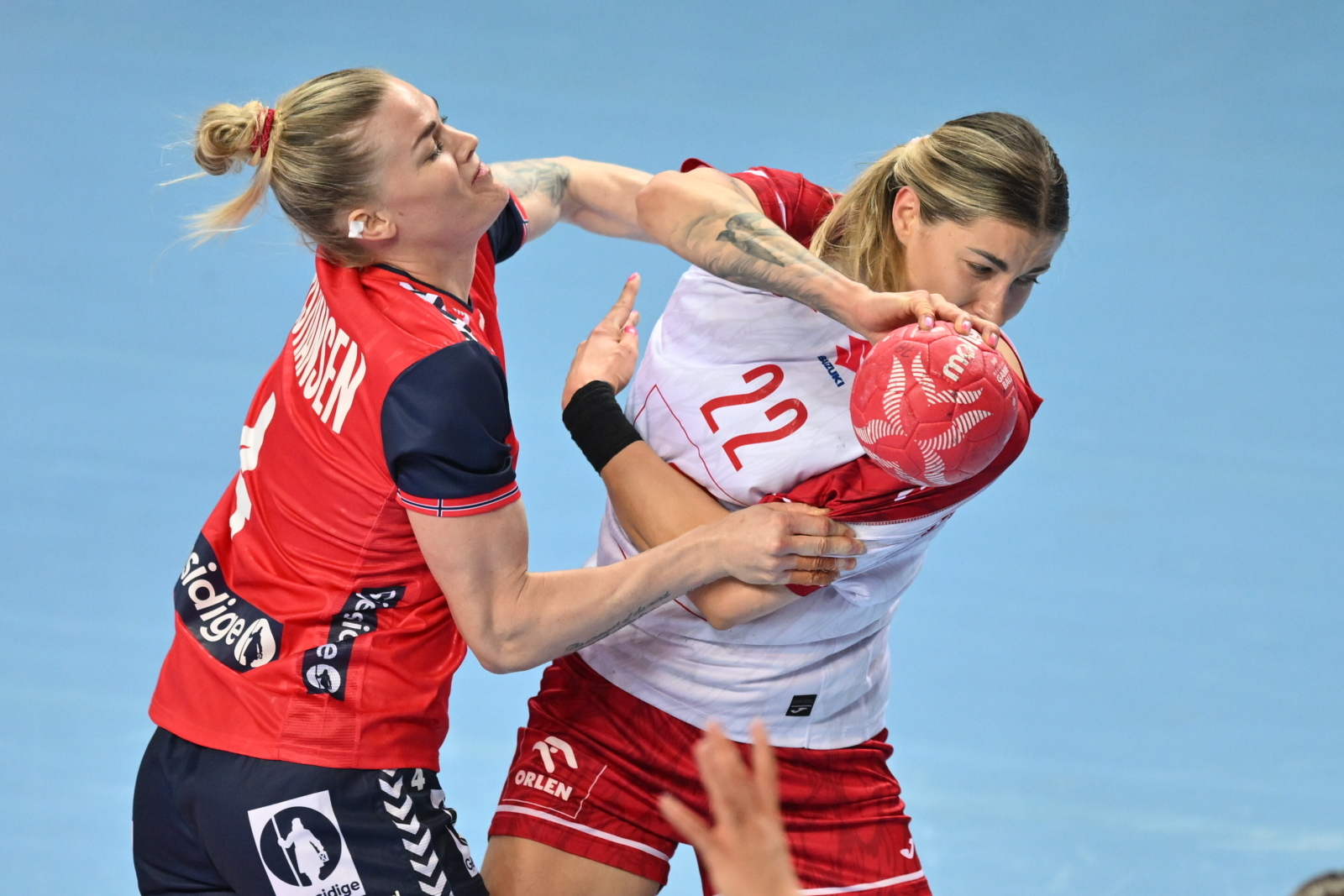 Polki nie były w stanie powalczyć z mistrzyniami świata. Po pierwszej połowie wszystko było już jasne