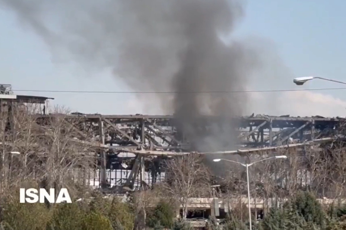 "Dymiące ruiny". Irańczycy pokazali, co zniszczono w ataku lotniczym
