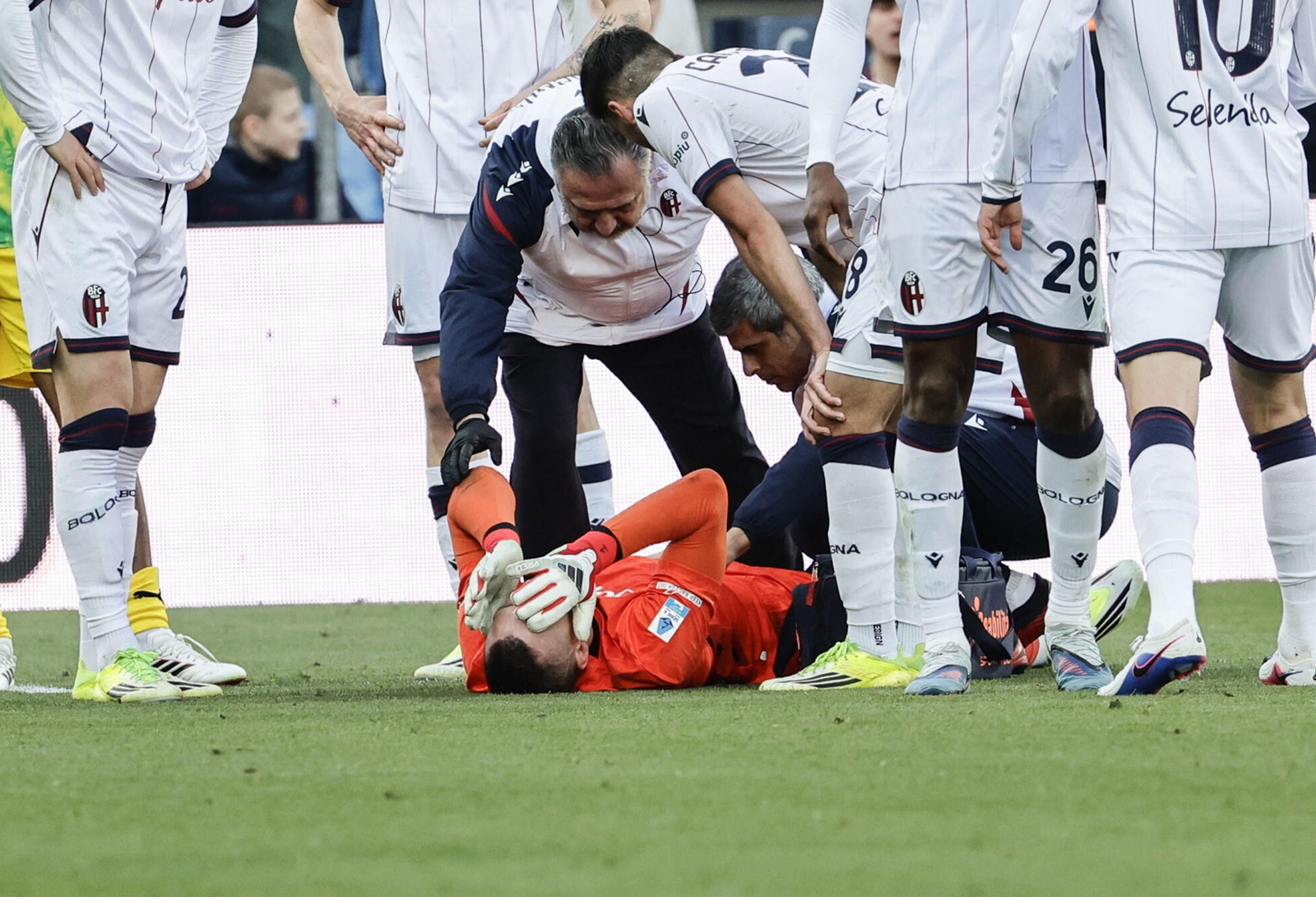 Tylko nie to. Reprezentant Polski kończył mecz z urazem