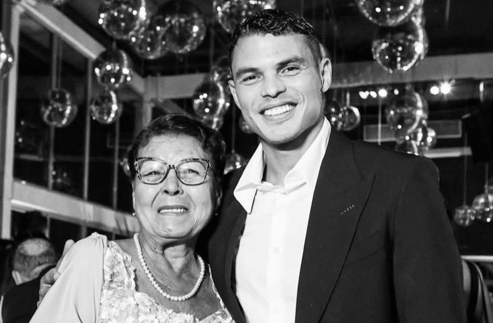 Wrzucił czarno-białe zdjęcie. Legenda futbolu w żałobie