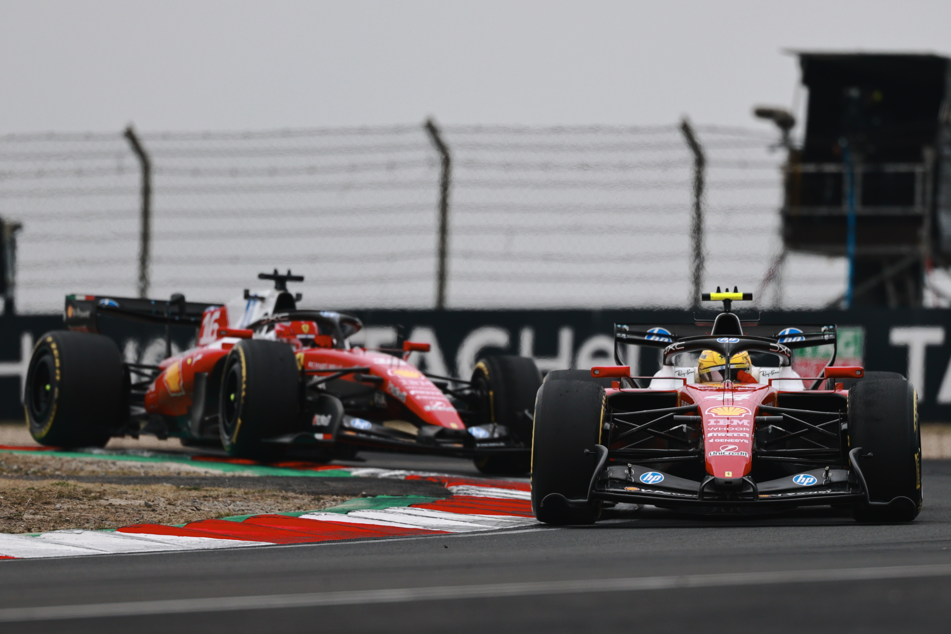 Ostra walka Hamiltona i Leclerca. Szef Ferrari "przestraszony" wyczynami kierowców