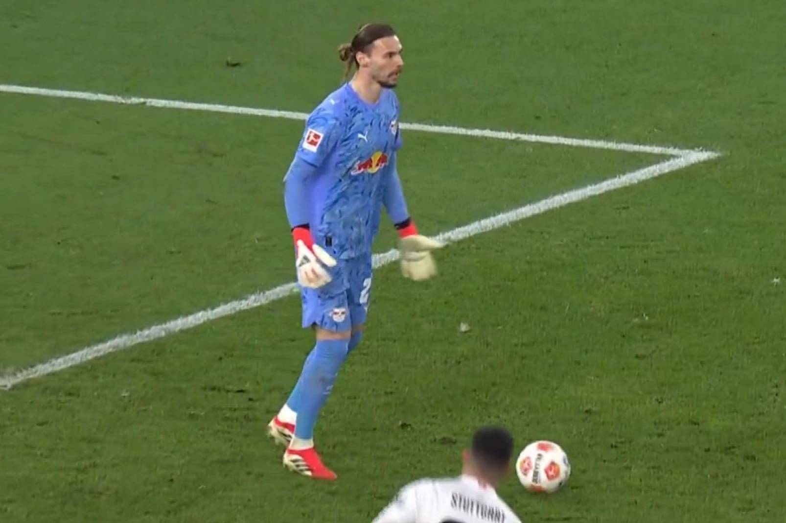 Co on najlepszego zrobił? Fatalny błąd bramkarza w hicie Bundesligi [WIDEO]