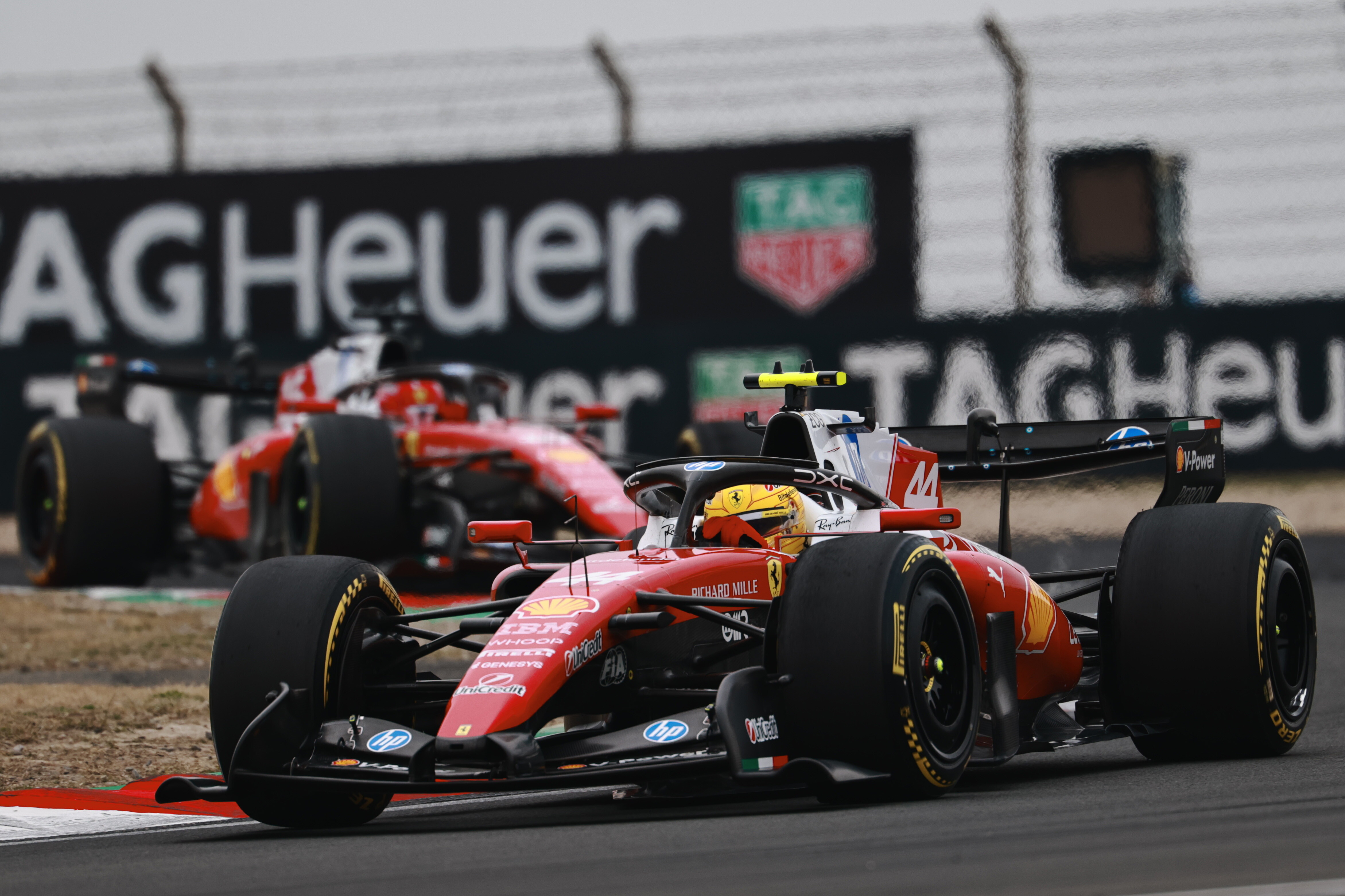 "Zniszczyli wyścig Ferrari". Ostra krytyka Hamiltona i Leclerca